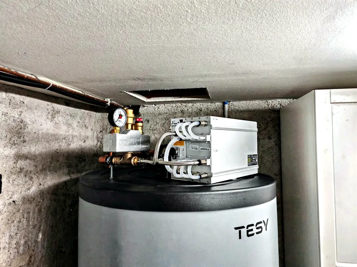 Sistema tecnico per utilizzo del calore da apparecchiature di calcolo