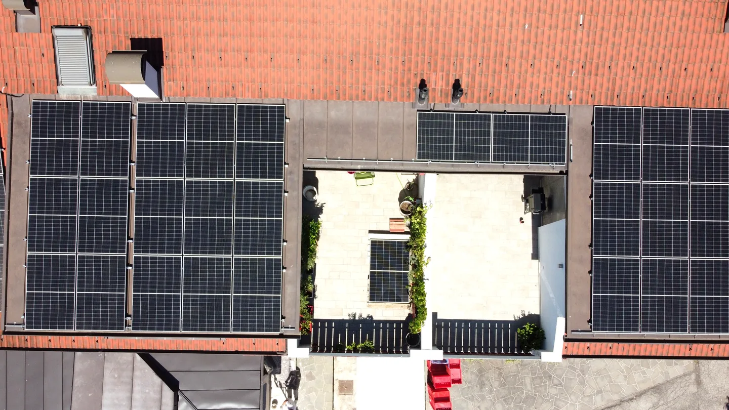 Ripresa drone originale di impianto fotovoltaico