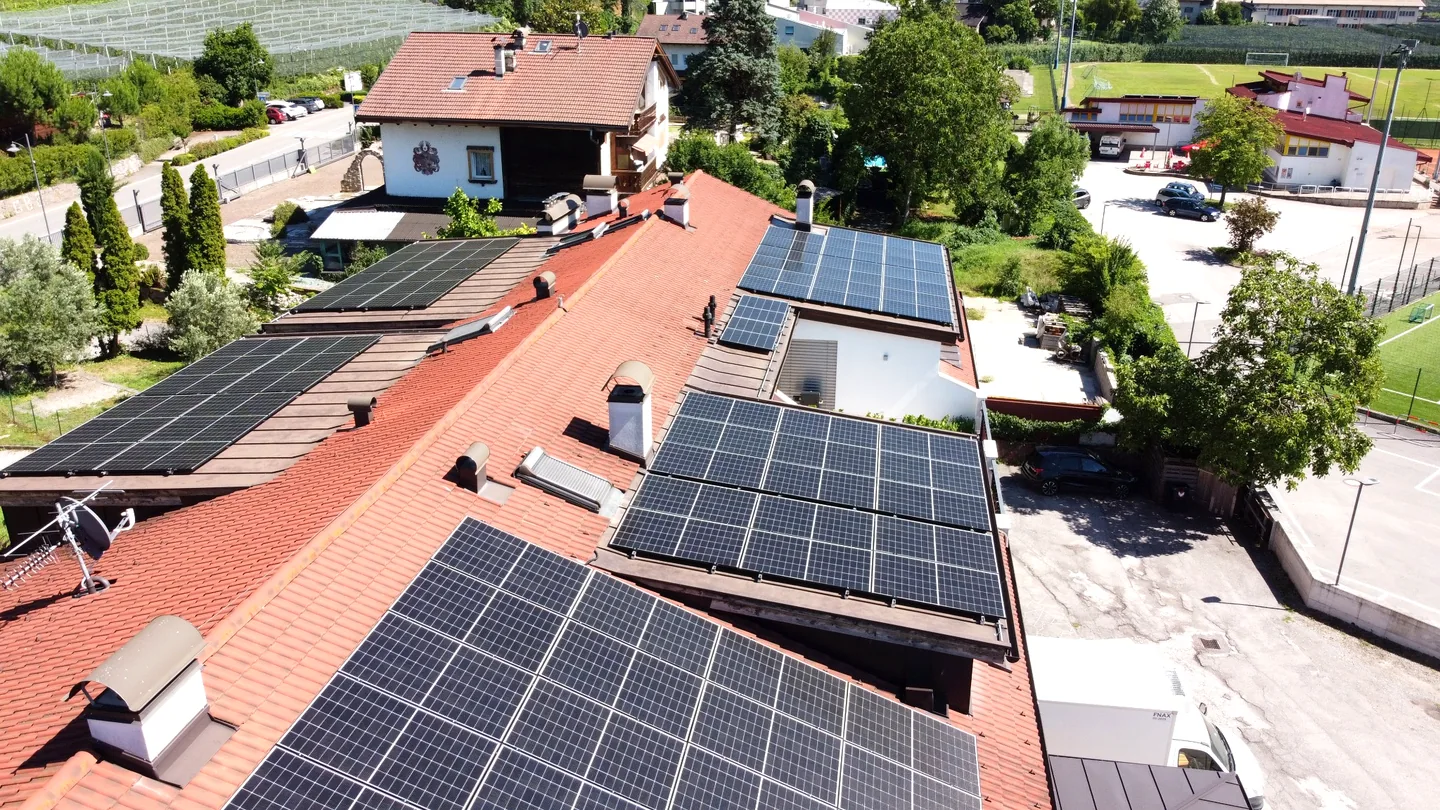 Impianto fotovoltaico reale su un tetto in Alto Adige