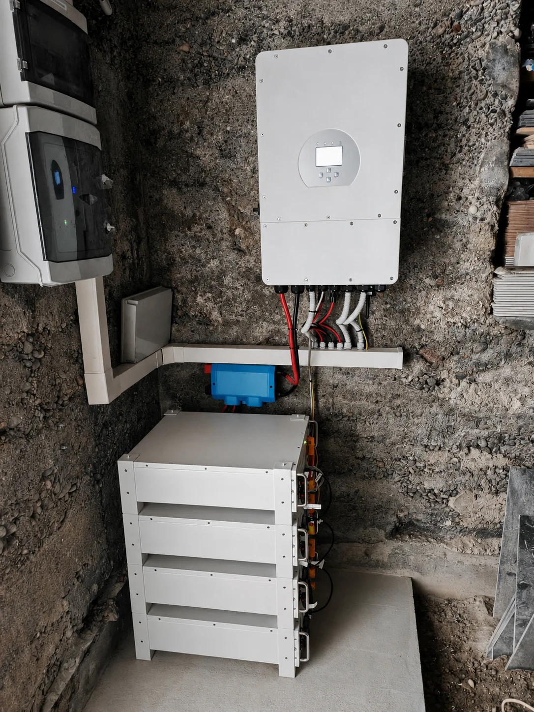 Batteria di accumulo a quattro moduli con inverter e quadro elettrico