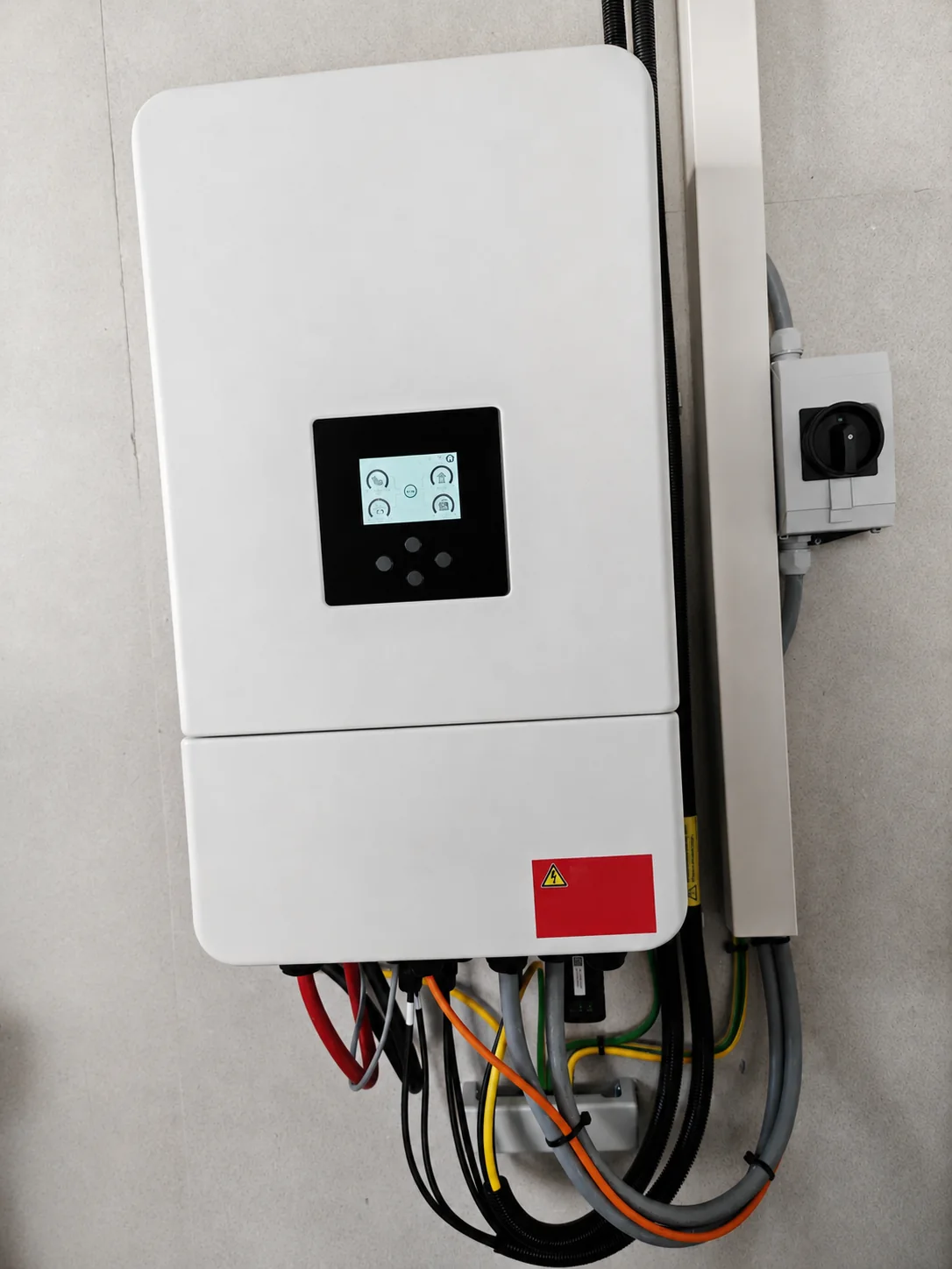 Primo piano di inverter ibrido bianco con display e cavi