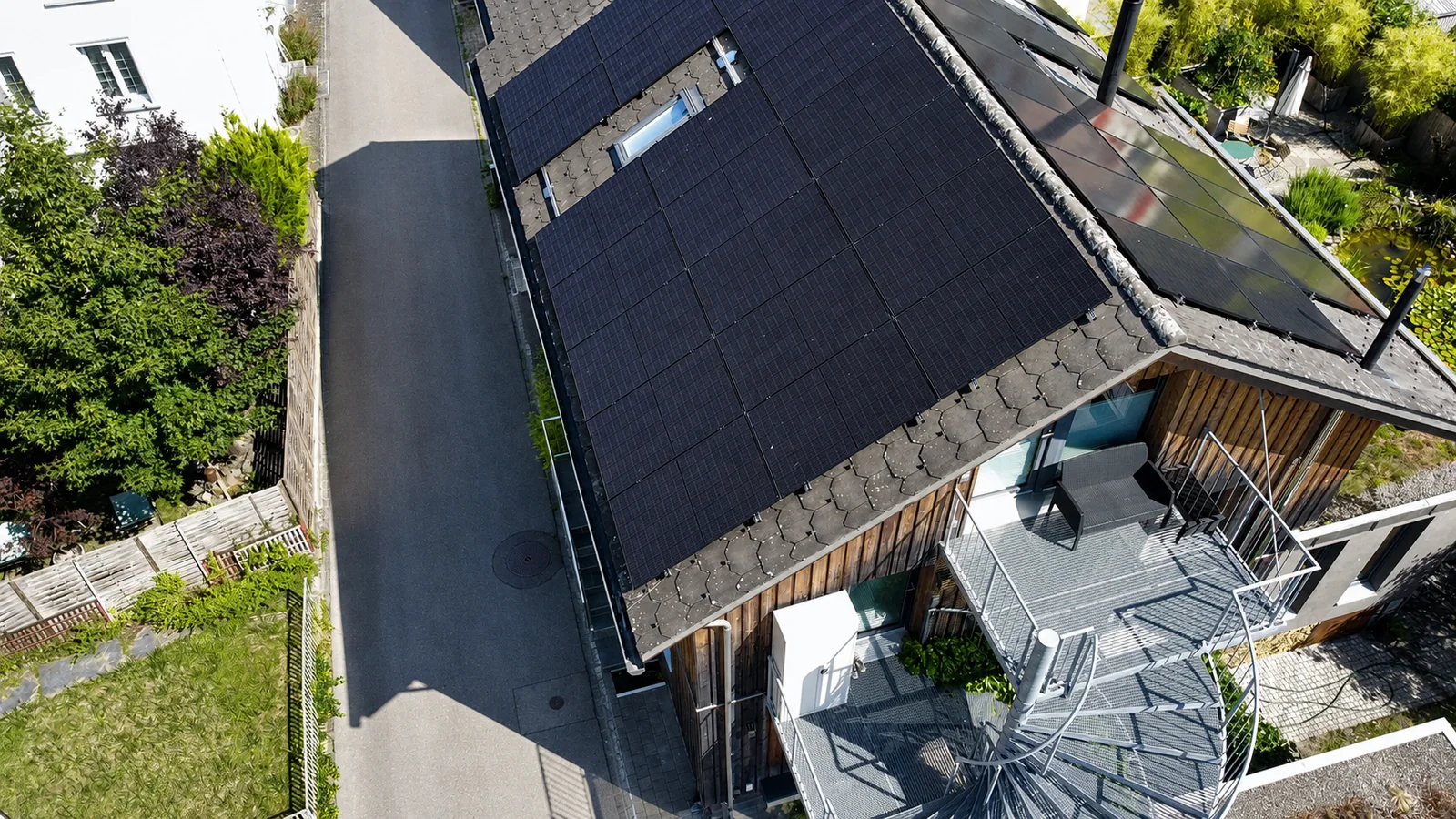 Moduli fotovoltaici neri su una moderna casa in legno