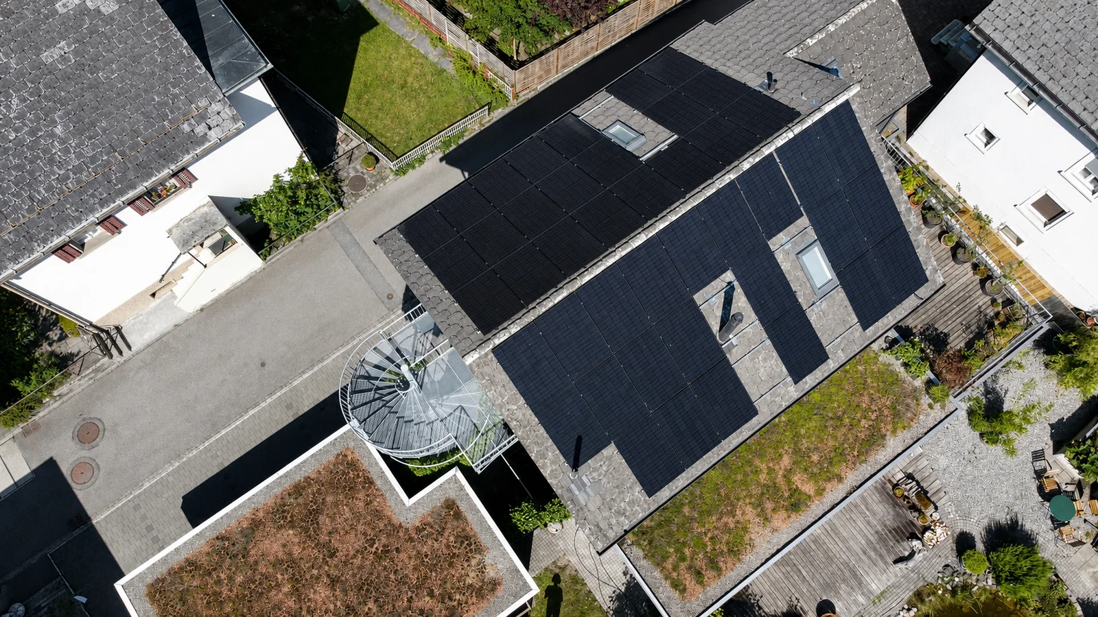 Vista verticale drone di fotovoltaico su edificio urbano con tetto verde
