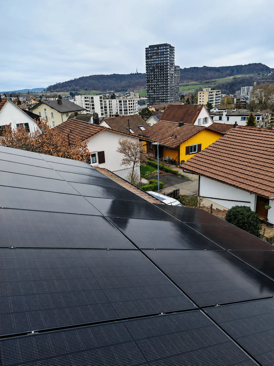 Grande superficie fotovoltaica nera su tetto urbano