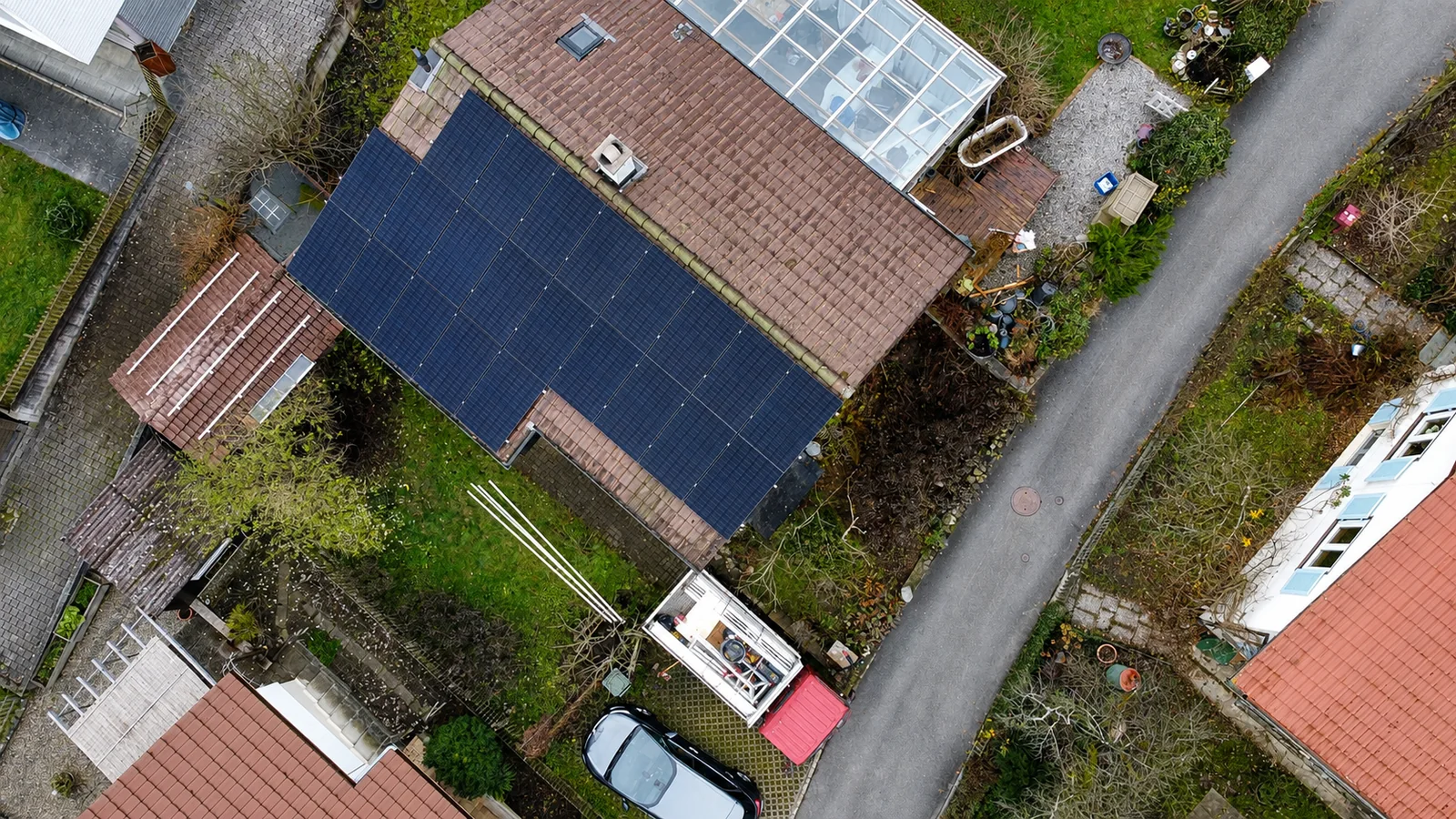 Vista verticale drone di impianto fotovoltaico su casa unifamiliare