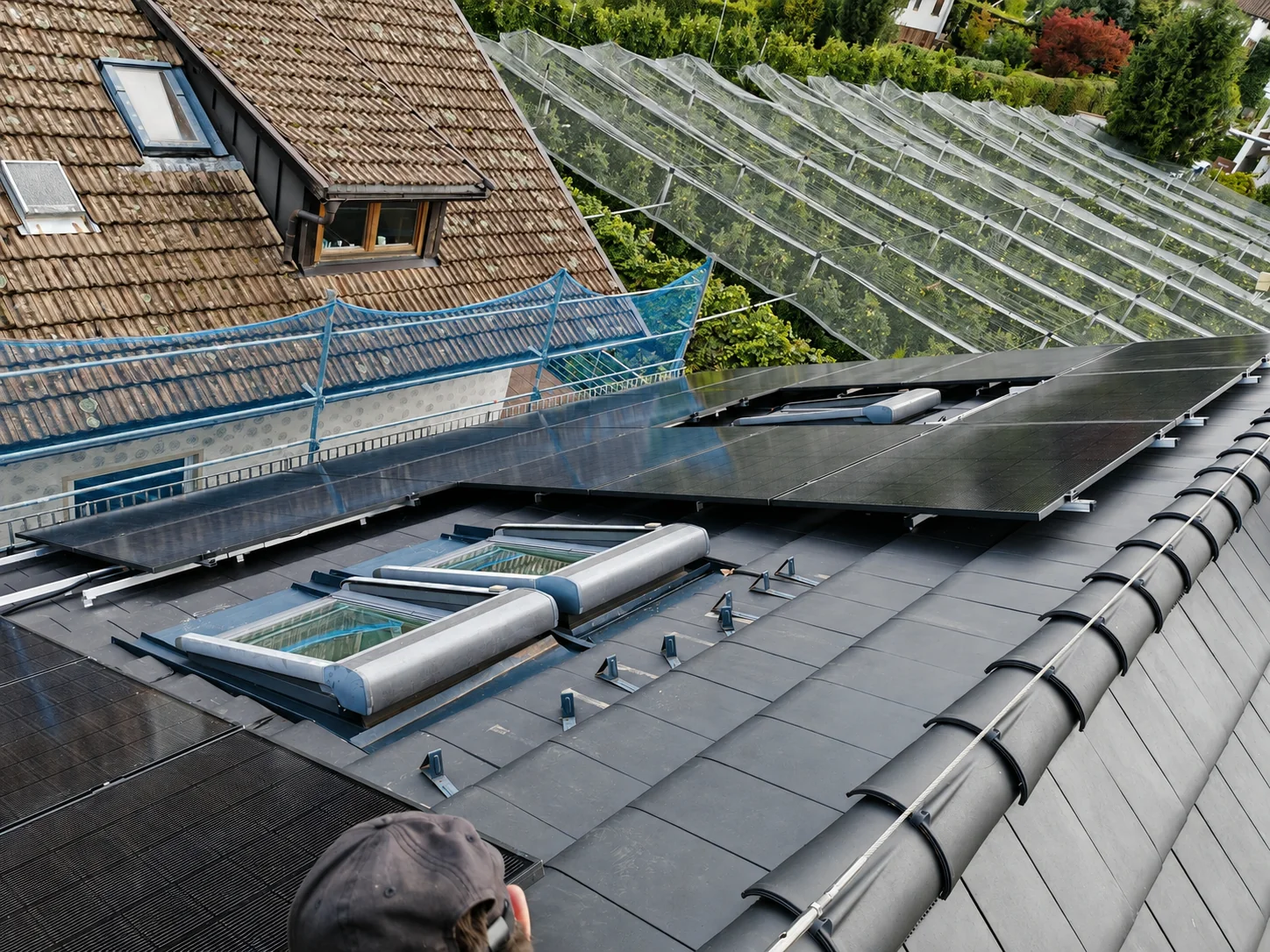 Moduli fotovoltaici accanto a finestre da tetto durante il montaggio