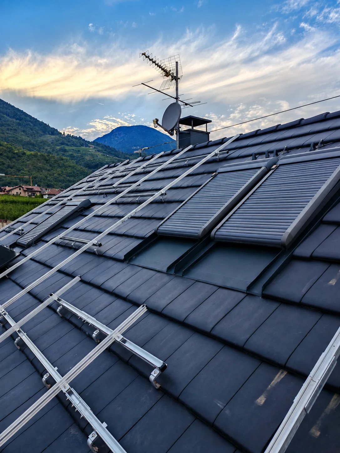 Guide fotovoltaiche e collettori solari esistenti su un tetto inclinato
