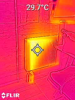 Termografia FLIR di radiatore a 29,7 gradi
