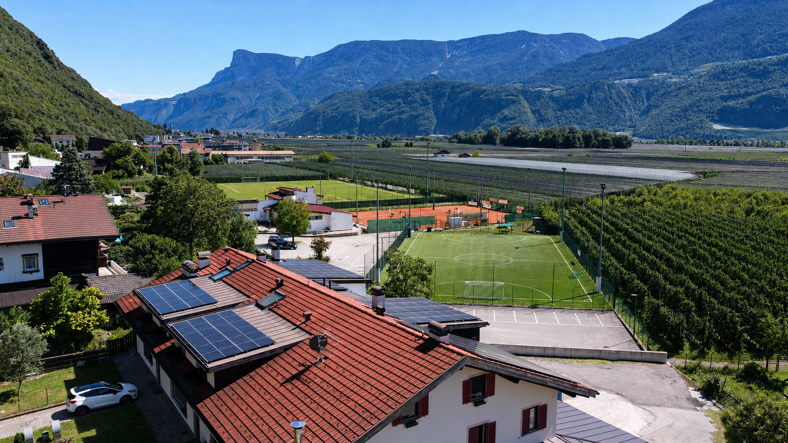 Photovoltaikanlage vor Südtiroler Berglandschaft
